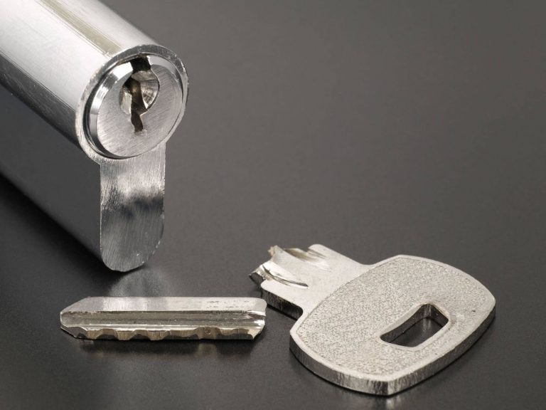 Clé cassée devant un cylindre de serrure