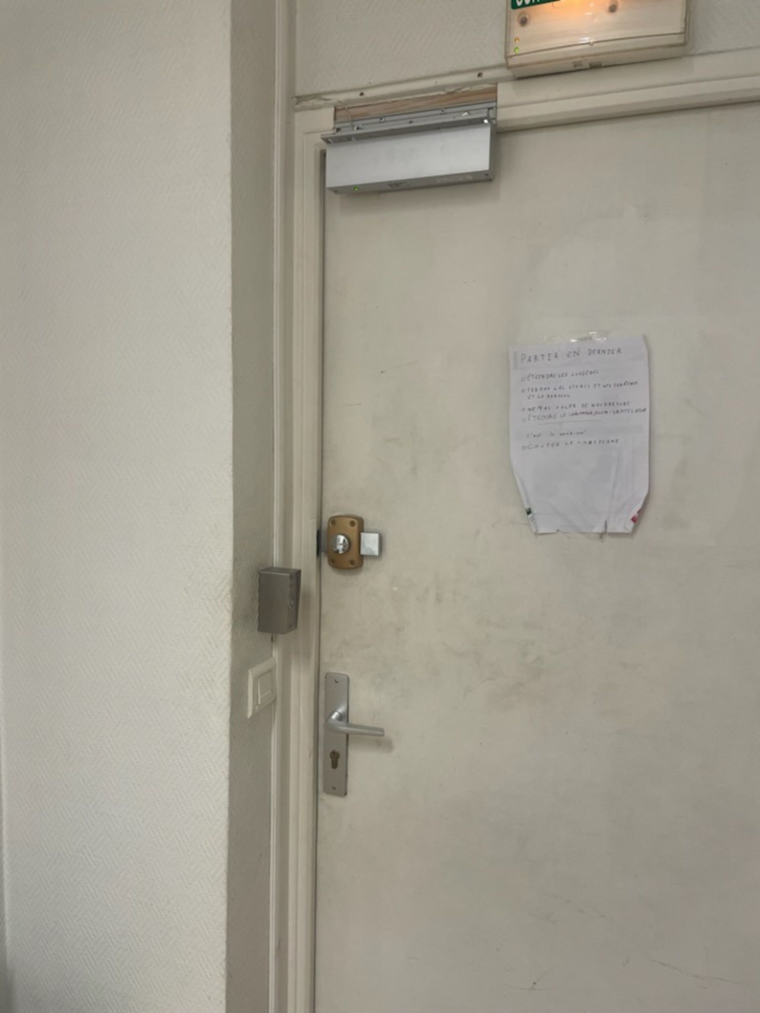 Avant pose digicode - Porte bureau Paris 10e sans contrôle d'accès