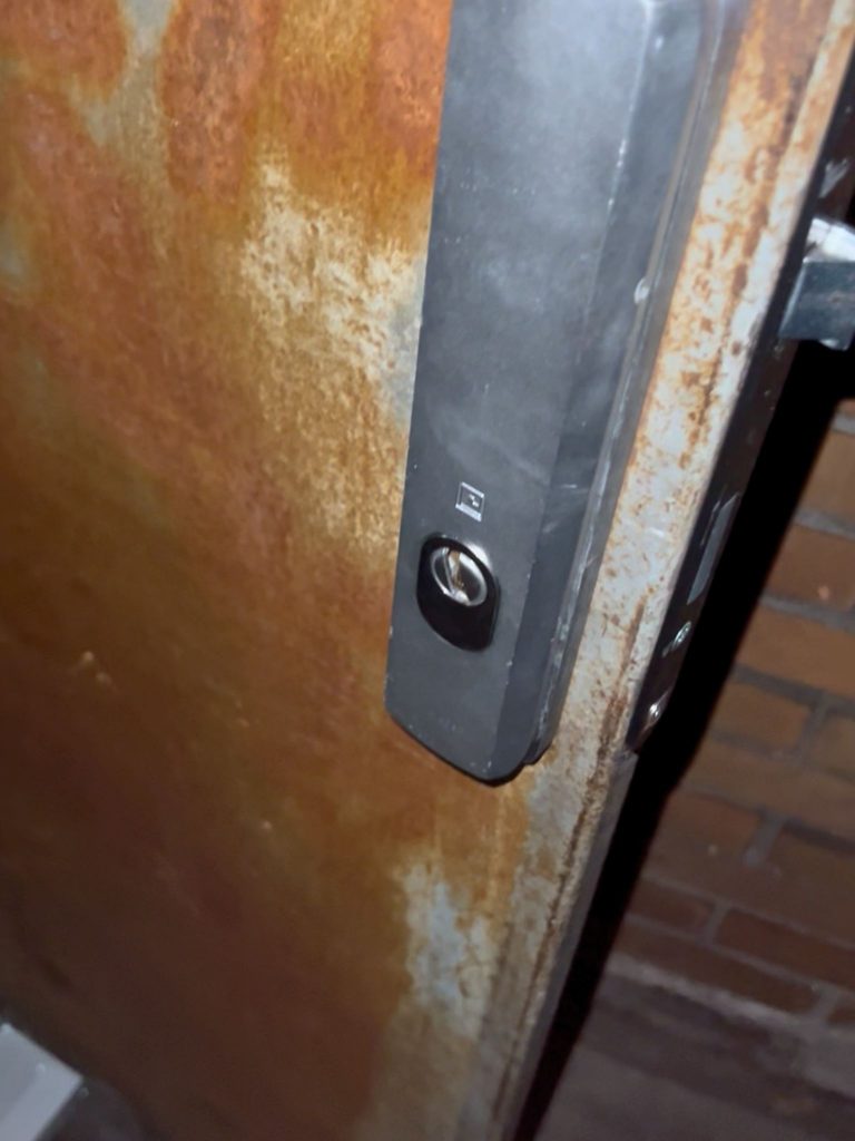 Porte d'entrée PVC équipée
