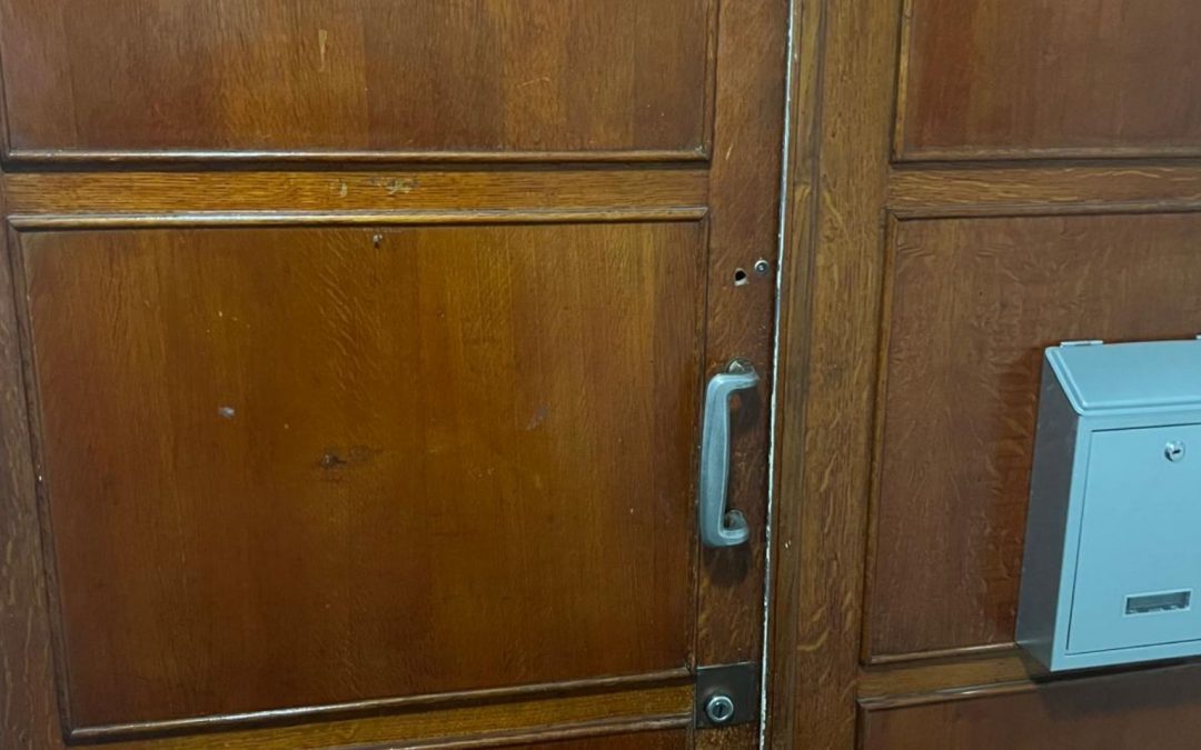 Porte claquée, clés à l&rsquo;intérieur : que faire avant d&rsquo;appeler un serrurier ?