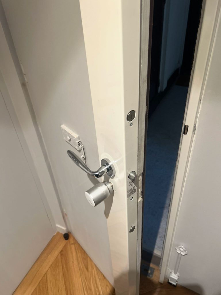 Pose d'une serrure connectée sur porte blindée haussmannienne - Paris 1er 75001